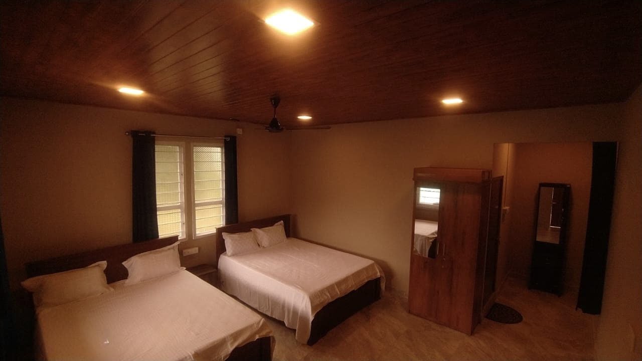 Spacious twin bedroom with wooden ceiling at Green View Homestay